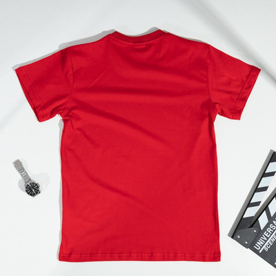 Красная мужская футболка с принтом