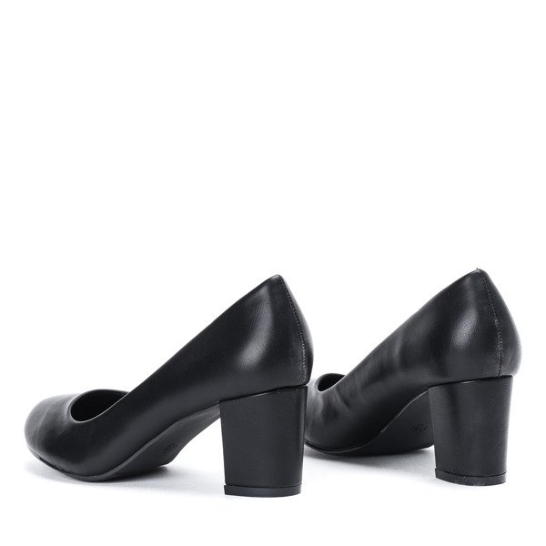 Czarne czółenka na średnim słupku Mikaelan - Obuwie