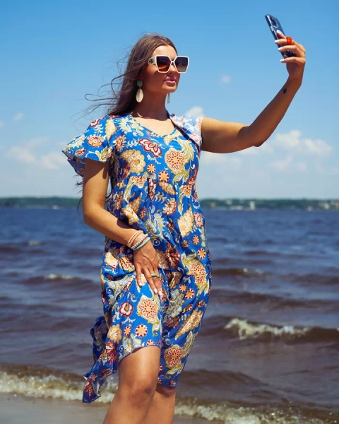 Royalfashion Kobalta krāsas sieviešu kleita ar krāsainu ziedu rakstu