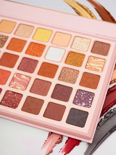 Girl Magic Palette 35 eyeshadows with glitter and matte Golden Chocolate Fudge
