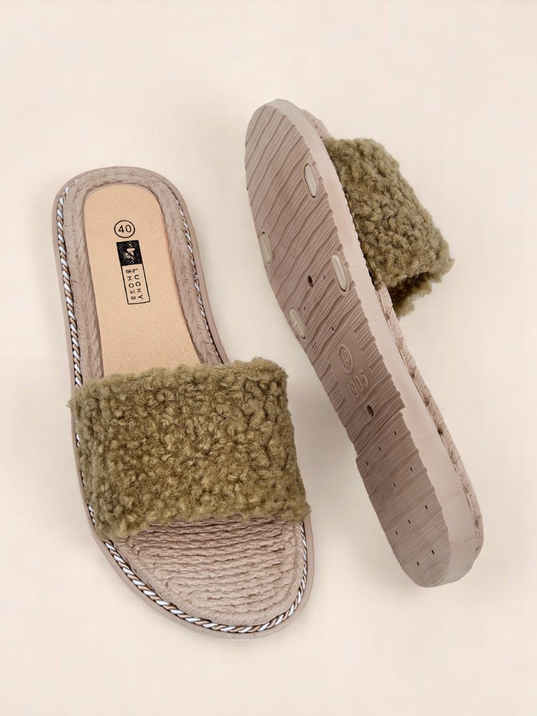 Royalfashion Klapki damskie mit kozuszkiem Cozy Step