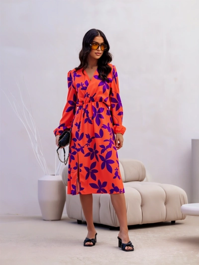 Royalfashion Sieviešu midi kleita ar lieliem ziediem, apvērsta dekoltē un šķiršanās