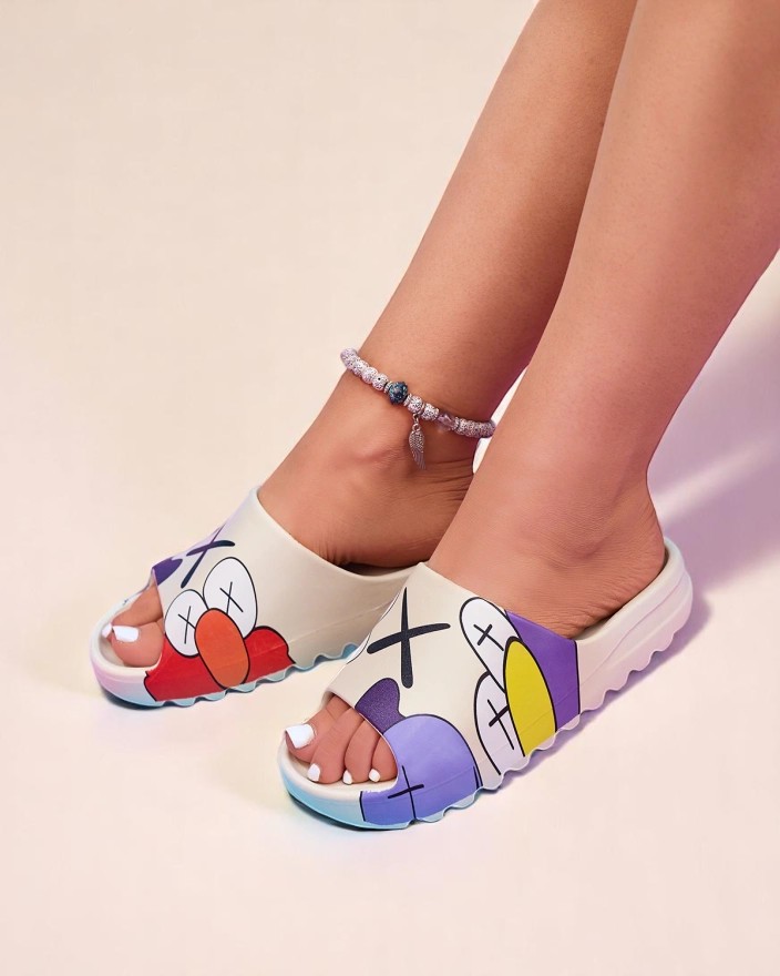 Royalfashion Кремовые резиновые шлепанцы для женщин с принтом Pfizz