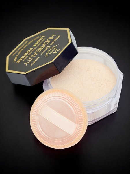 Loose face powder with a natural finish effect