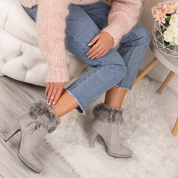 Jasno-szare, kobiece botki na szpilce Vanessa- Obuwie