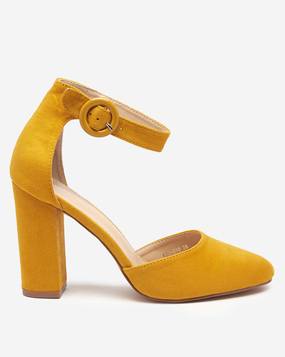 OUTLET Mustard women's sandals on the Nastio post - Footwear