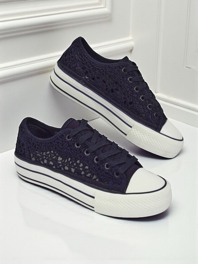 Lavli balenciaga-sneakers Aureliana Vlootblou gemaak van oopgewerkte materiaal op 'n plat sool