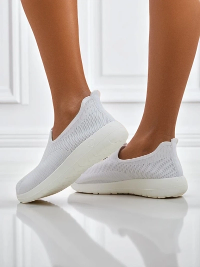 Женские белые слипоны Callista из дышащей ткани на плоском каблуке