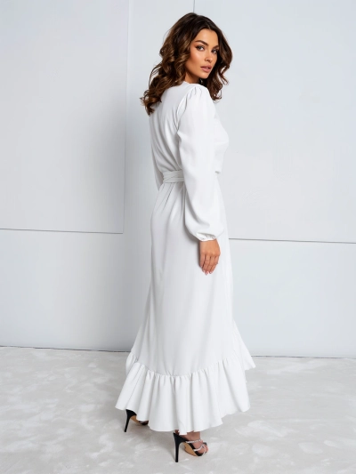 Royalfashion Sieviešu midi kleita ar volāniem. Sieviešu midi kleita ar sasienamu jostu. Modelis ar garām piedurknēm, iesaiņota dekoltē un josta jostasvietā. Papildu rotājums ar volāniem! Neiztrūkstošs jūsu garderobē! 87654321 <p>PIEZĪME: Mērījumu precizit