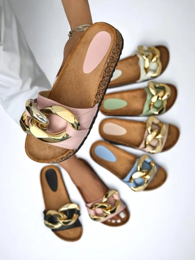 Женские шлепанцы Atalanta Royalfashion с цепочкой – светло-розовая экокожа