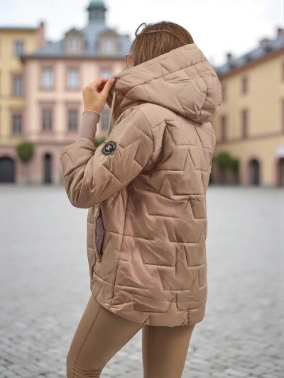 ʻO ka ʻaʻahu pale wāhine i ulana ʻia me ka pāpale a me nā mea huki ma nā lima Raven Peak