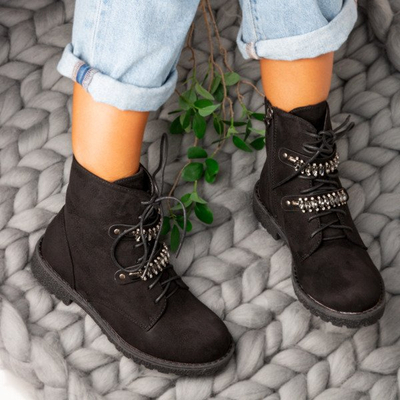 Czarne workery z ozdobnymi paseczkami Mayte - Obuwie