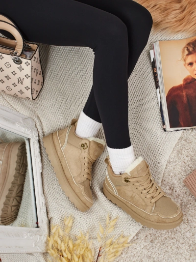 Sneakers for woman wey get fut Faylo