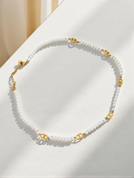 Calisto Perla Necklace - gold details and synthetic pearls in a classic style