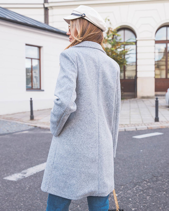 Женское пальто длиной до колен светло-серого цвета- Одежда