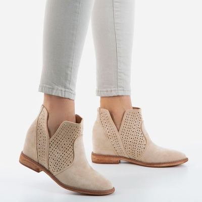 Royalfashion Beige boots on a hidden anchor a'la cowgirls Besis
