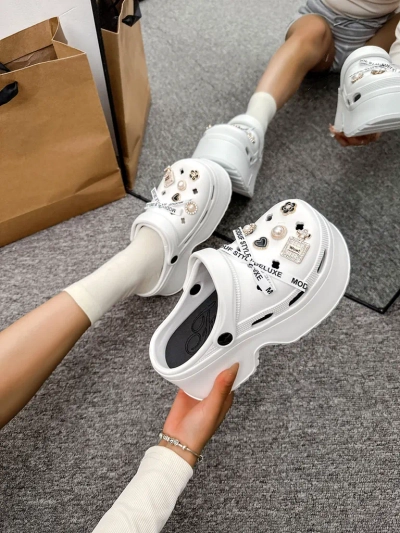 Royalfashion Sieviešu gumijas flip-flopi ar rotājumiem Dellos