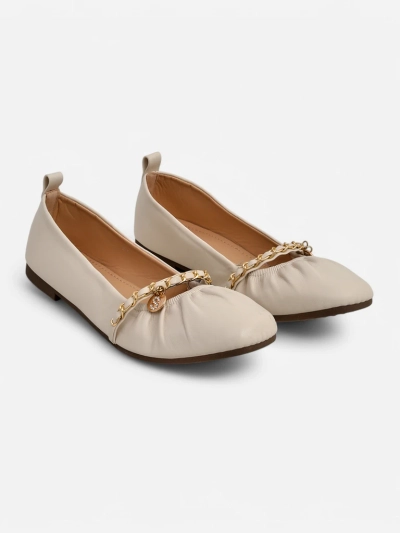 Aelia beige damesballetskoene van eko-leer met 'n dekoratiewe ITALIA-ketting