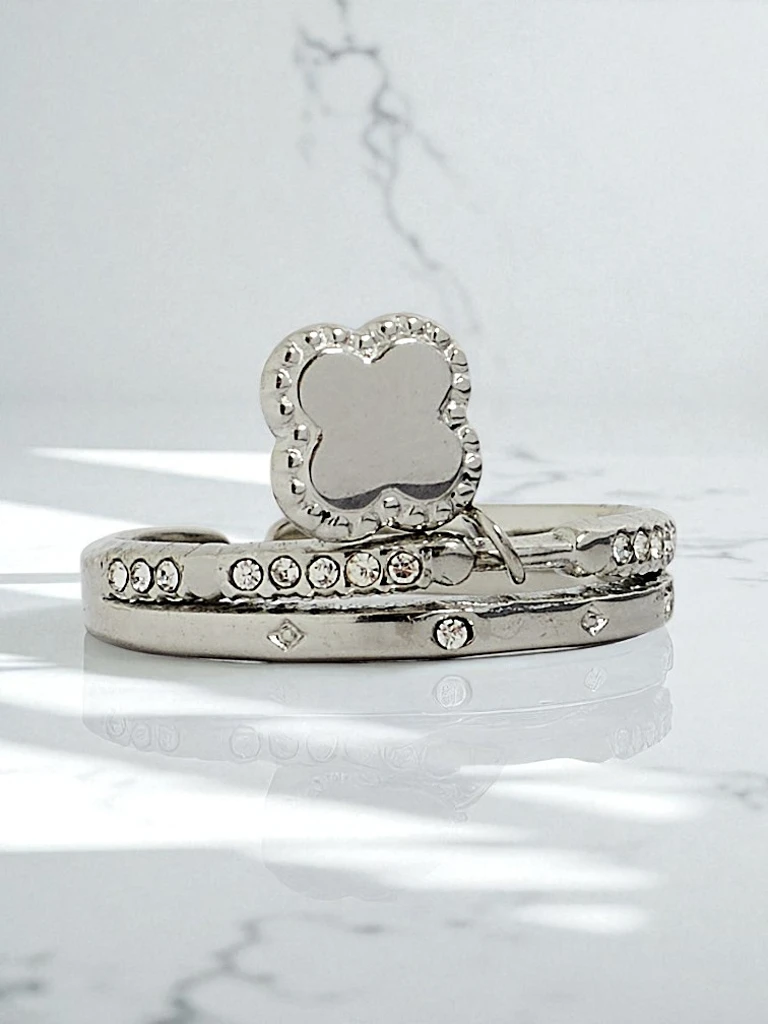 Браслет-обруч Dolce Vita с декоративными шармами