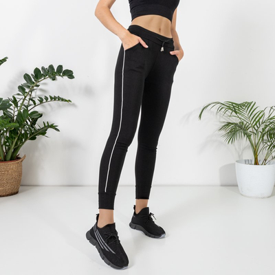 Черные женские брюки с лампасами