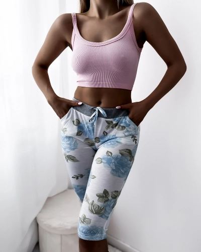 Женские белые шорты длиной 3/4 с голубыми цветами - Одежда