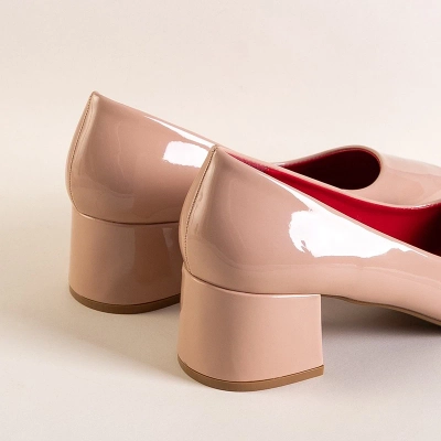 OUTLET Beige lacquered women's pumps with low heels Fenomenca - Shoes