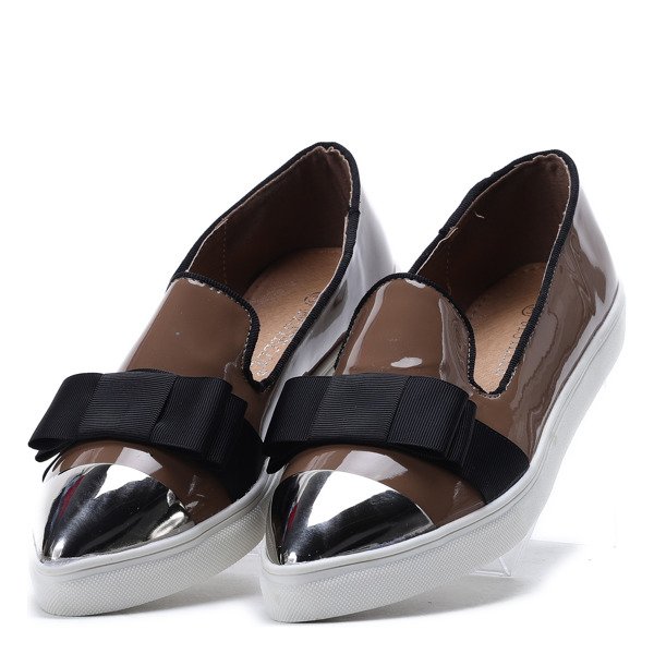 Slip on z lakierowanym noskiem w kolorze khaki Barbara- Obuwie