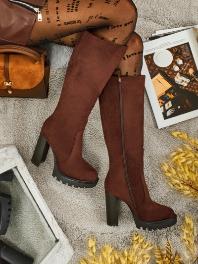 Džeimz bikses līdzi kneijem iz feika džamša līdzi blokam GaleNest