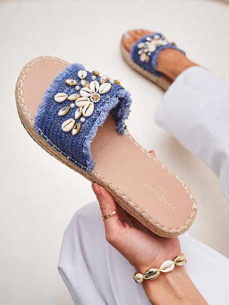 Letniye lavli Royalfashion Calista – yasnoniebieskiye s mushelkami na ploskoy podoshve