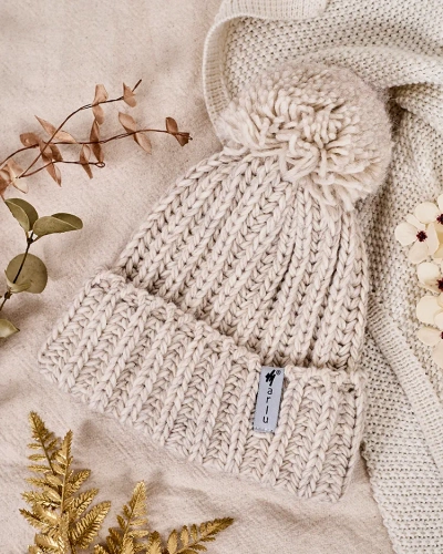 Royalfashion Sieviešu adīta cepure ar pomponu