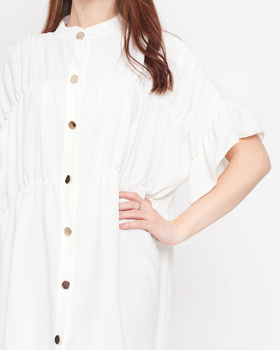 Белое женское платье длиной до колен