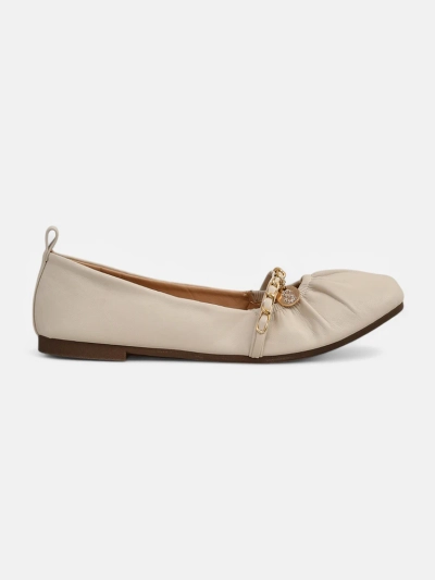 Aelia beige damesballetskoene van eko-leer met 'n dekoratiewe ITALIA-ketting