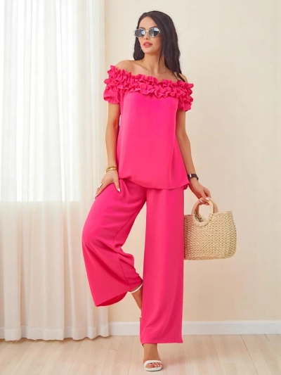 Royalfashion Sieviešu komplekts ar plecus atstarojošu blūzi ar īsām piedurknēm un dekoratīvu kakla izgriezumu, kā arī platām biksēm