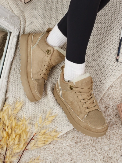 Sneakers for woman wey get fut Faylo