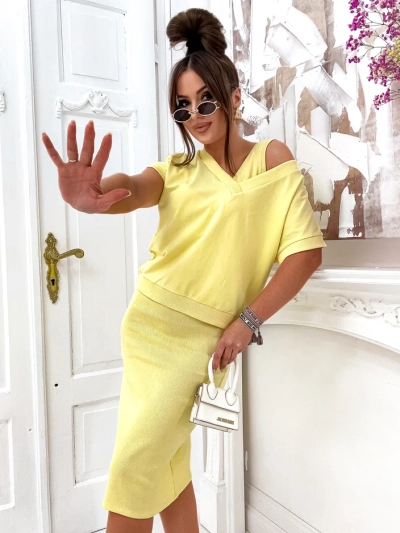 Royalfashion Sieviešu komplekts ar atklātu sporta krekla un ceļgala garuma kleitu