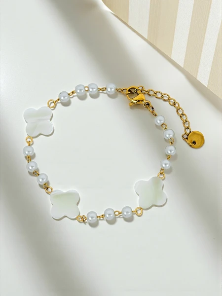 Aurelia Bianca bracelet with white pearl flowers, gold-plated