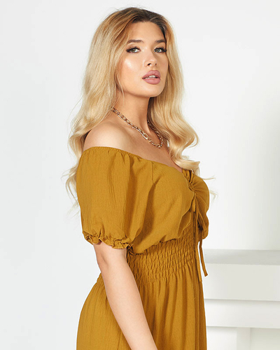 Желтое платье макси с эластичной резинкой в талии.