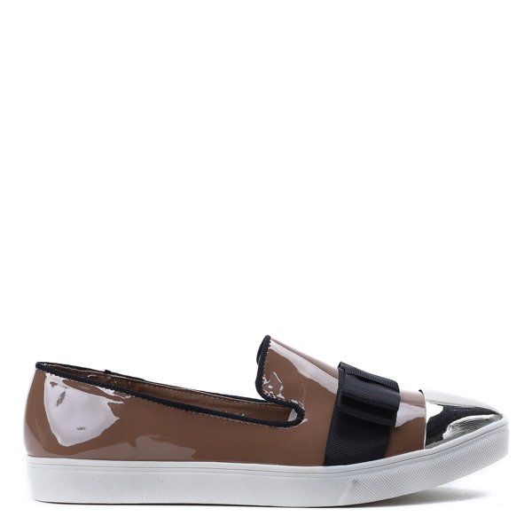 Slip on z lakierowanym noskiem w kolorze khaki Barbara- Obuwie