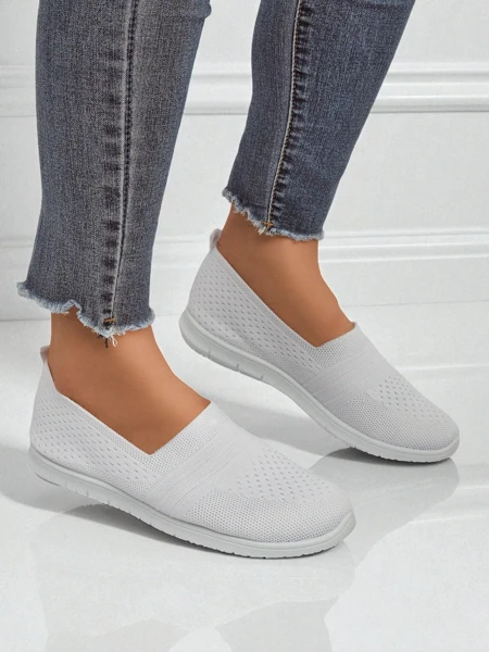 Balêrînên jinan ên spî Ariadne ji qumaşê nefesê li ser soleyên deşt