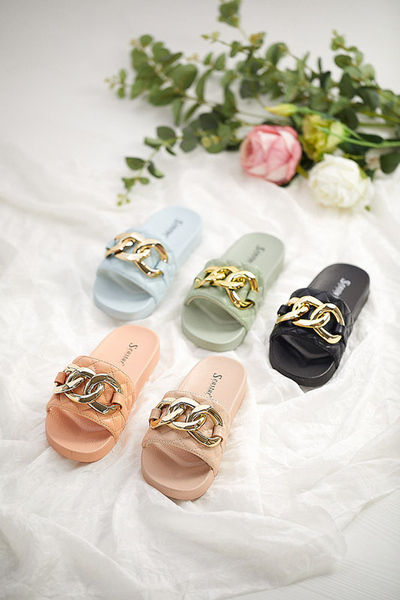 Royalfashion Beige women's quilted flip-flops with gold chain Eteris