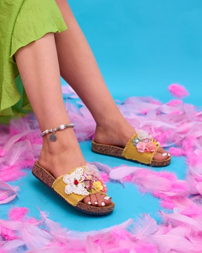 Желтые женские шлепанцы с украшением Ososi