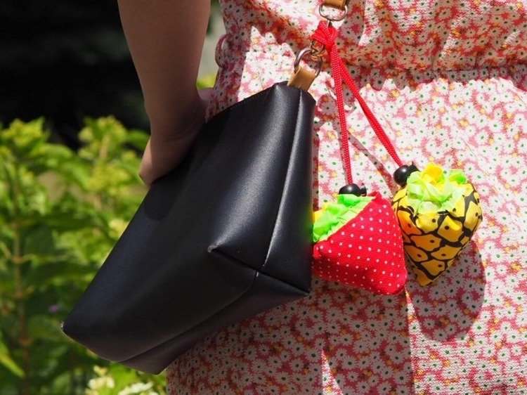 Torebka wielorazowa zwinięta w owoc