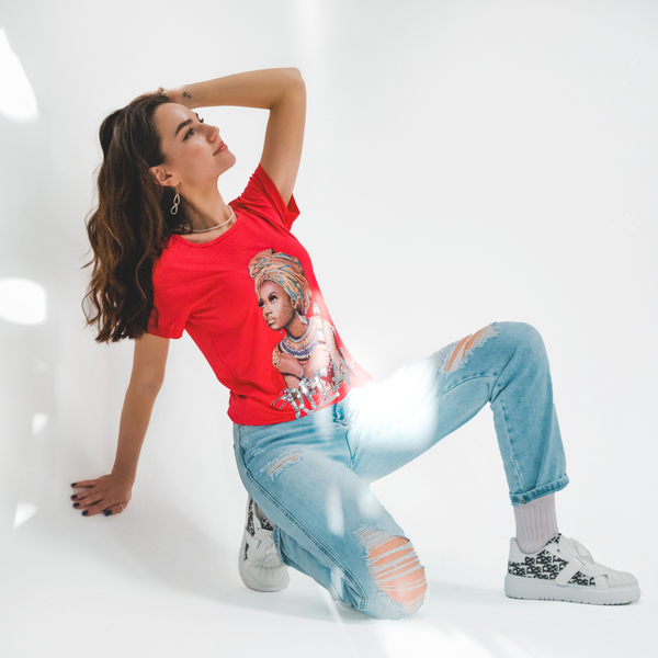 Красная женская футболка с цветным принтом и пайетками.