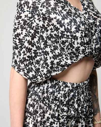 Balts plisēts sieviešu komplekts ar melniem ziediem - Apģērbs