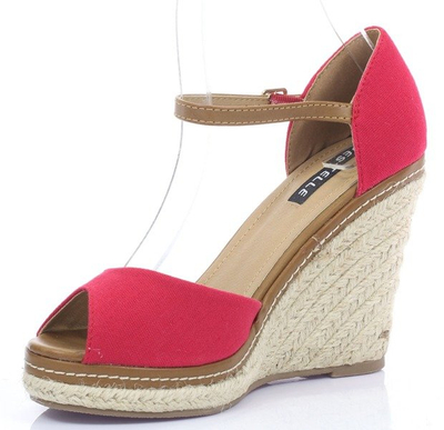 Czerwone sandały na koturnie - Obuwie