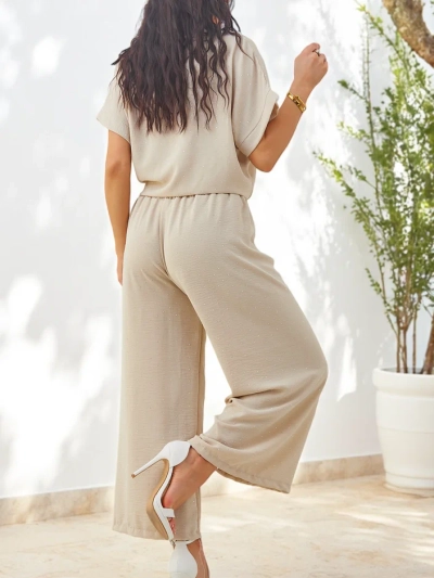 Royalfashion Sieviešu komplekts ar sasietu īsām piedurknēm un platām biksēm ar akmens izšuvumiem