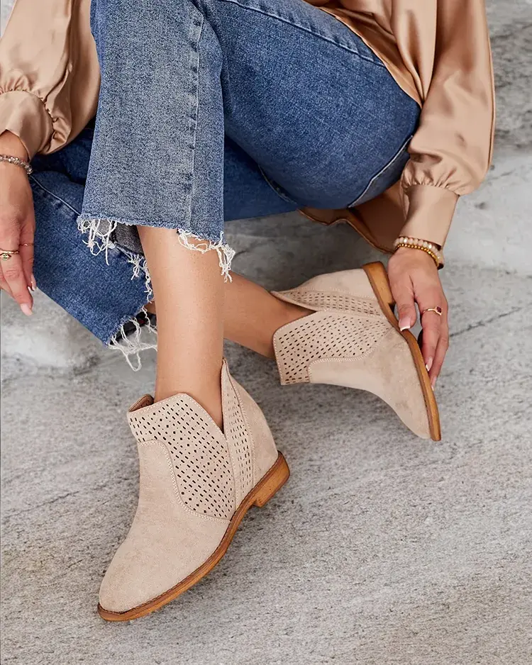 Jasnobeżowe botki na krytym koturnie a'la kowbojki Besis - Obuwie