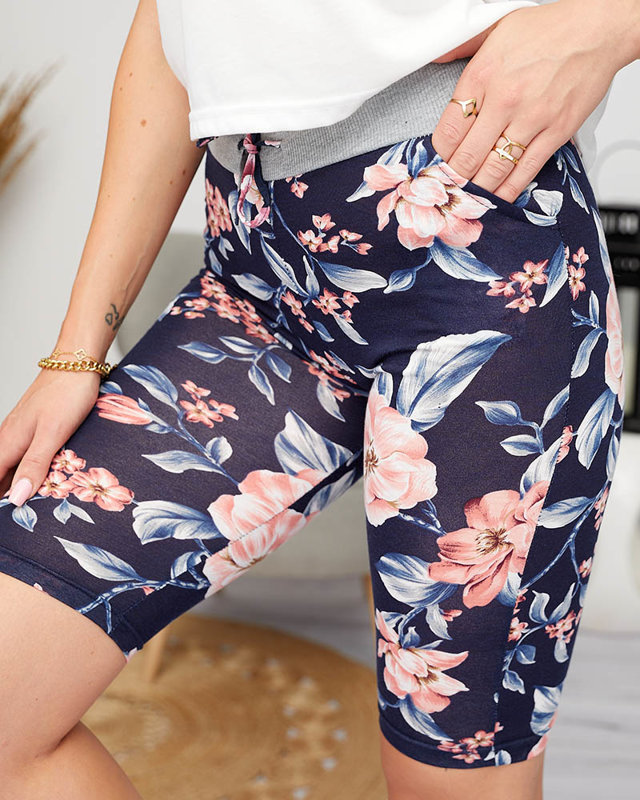 Ziedu 3/4 sieviešu šorti tumši zilā un rozā krāsā PLUS SIZE - Apģērbs