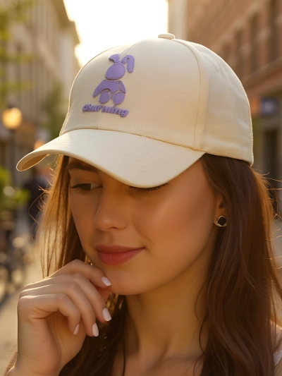 Royalfashion Кепка с нашивкой в виде подмигивающего кролика