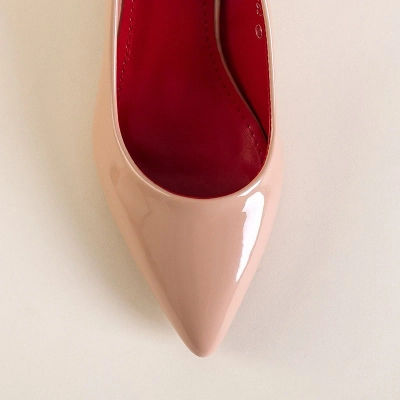 OUTLET Beige lacquered women's pumps with low heels Fenomenca - Shoes